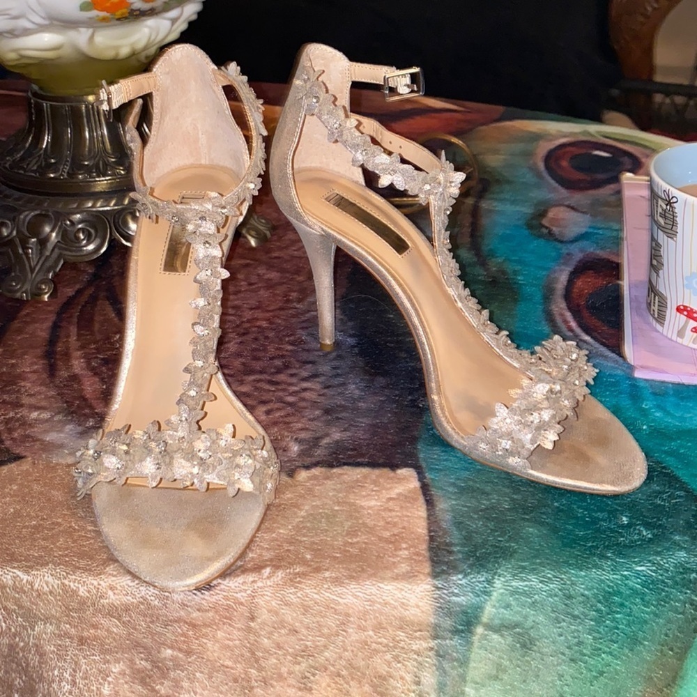 Used a couple of hours, like new 4” heal beautiful heel